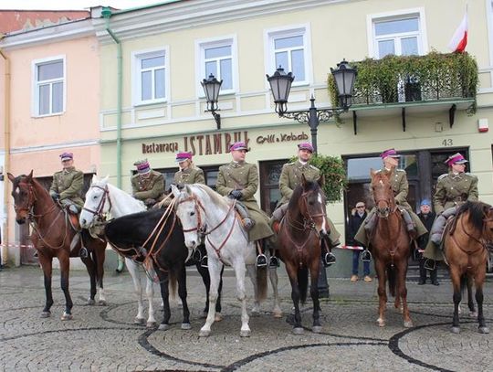 11 listopada - uroczysty przemarsz ulicami Chełma, z marszałkiem na czele