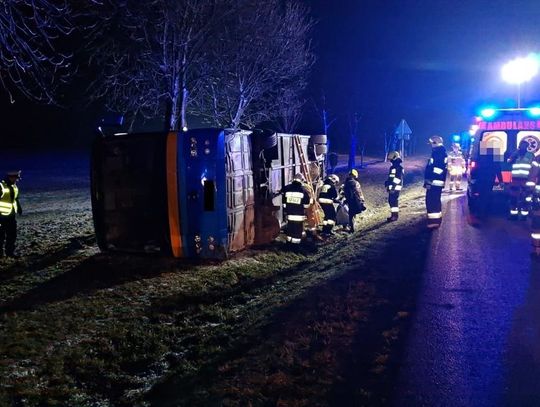 Autokar wjechał do rowu