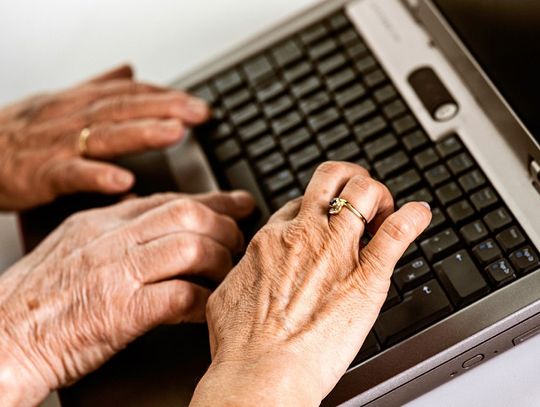 Biblioteka zaprasza seniorów na przygodę z Internetem