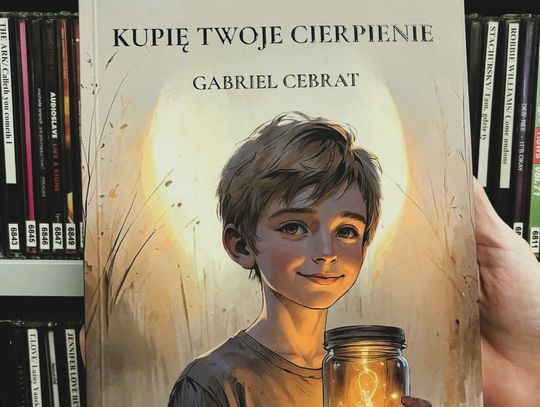 Gabriel Cebrat to postać łącząca różne światy: jest leśnikiem, studiuje psychologię, a w swojej twórczości koncentruje się na przenikaniu się natury, człowieka i słów.