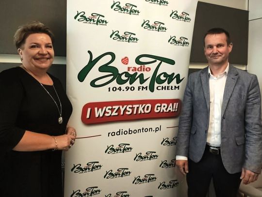 Na zdjęciu Halina Mysakowska, nauczyciel Zespołu Szkolno-Przedszkolnego w Dorohusk oraz Jarosław Wójcicki, dyrektor Zespołu Szkolno-Przedszkolnego w Dorohusk