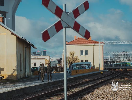 Na zdjęciu kontrole żołnierzy WOT na terenach kolejowych