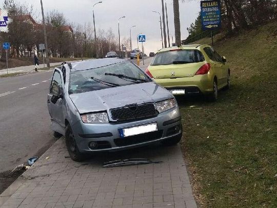 Chełm: Dachowanie na ulicy Wojsławickiej. 33-latka trafiła do szpitala