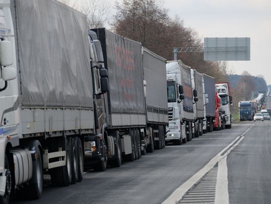 Chełm: Kolejka samochodów ciężarowych do granicy sięga już Janowa