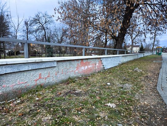 Chełm. Murek się posypał. Miasto zgłosiło usterkę wykonawcy