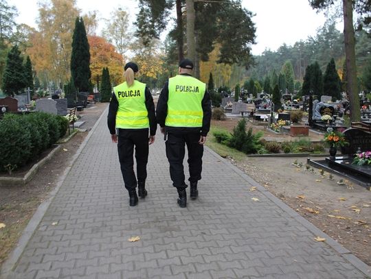 Chełm: Policja apeluje - Nie daj się okraść podczas porządkowania nagrobków!