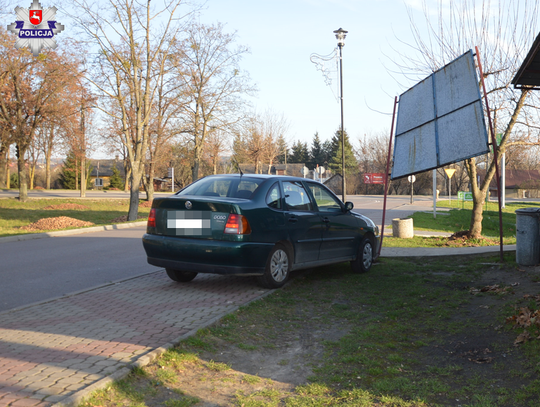 Chełm: Policjanci wyjaśniają jak doszło do wypadku, w którym tablica reklamowa uderzyła w stojącą na chodniku 70-letnią kobietę