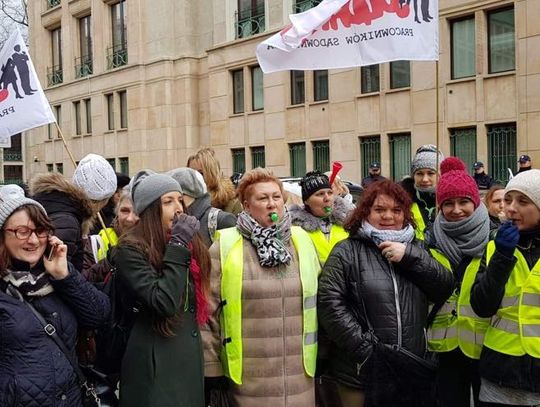 Chełm: Pracownicy sądów protestowali w Warszawie