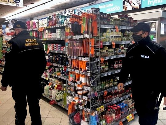 Chełm: Straż Miejska wspiera policję w "maseczkowych" kontrolach