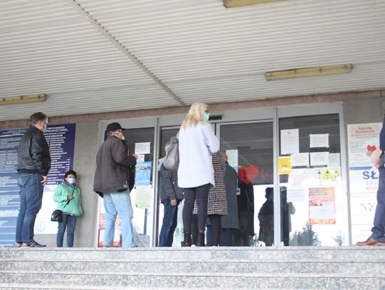 Chełm: Szczepionkowy chaos - kolejki przed szpitalem