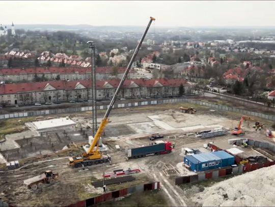 Chełm: Trwają prace na lotnisku w Depułtyczach Królewskich i na placu budowy przy ul. Batorego [VIDEO]