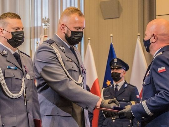 Chełmscy policjanci uhonorowani specjalnymi odznakami jako jedni z pierwszych w Polsce