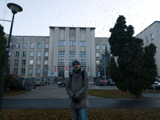 Przewodnik na tle "Gmachu" na terenie osiedla Dyrekcja Dolna w Chełmie