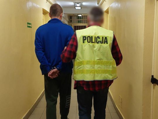 Chwile grozy na ulicy w gminie Siedliszcze. Agresywny kierowca bmw groził przechodniowi przedmiotem przypominającym broń