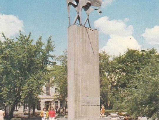 Dawny pomnik braterstwa z Placu Gdańskiego czeka dekomunizacja.