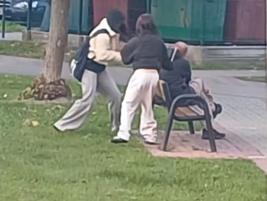 Film, który wstrząsnął Krasnymstawem. Nastolatki uderzają mężczyznę w głowę