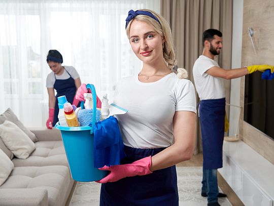 Firma cleaningowa - zalety i wady korzystania z usług cleaningowych 