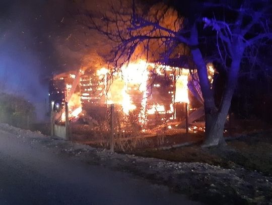 Gm. Wierzbica: Tragiczny w skutkach pożar domu - w pogorzelisku znaleziono zwłoki