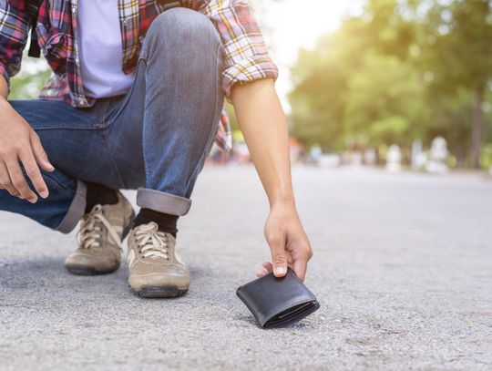Gm. Wyryki. Znaleziony portfel z kasą i dokumentami oddał policjantom