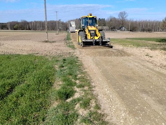 Gm. Żmudź. Nowa jakość dróg. Do sołectw trafiło ponad 1200 ton kruszywa