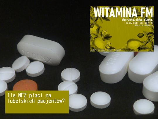 zdjęcie przedstawia szereg tabletek o różnym kolorze, różnym kształcie i wielkości na czarnym tle