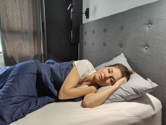 Kołdra obciążeniowa – dlaczego tak skutecznie wspiera zdrowy sen i dobre samopoczucie?