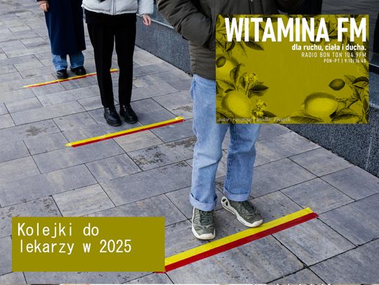 Ludzie czekający w kolejce w regularnych odstępach od siebie