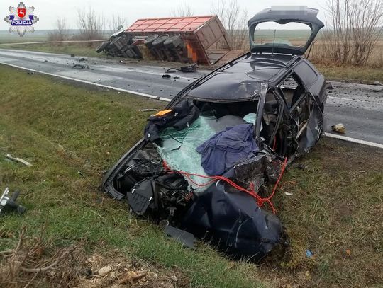 Krasnystaw: Śmiertelny wypadek w Krupem. 41-latek wjechał wprost pod TIR-a