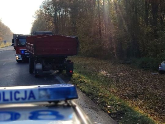 Krasnystaw: Zderzenie osobówki z przyczepą ciągnika. Jedna osoba trafiła do szpitala