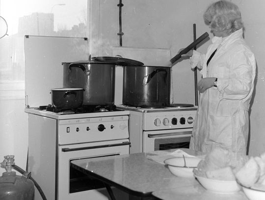 Gotowanie posiłku dla robotników. Z lewej przy kuchence butla gazowa. Warszawa, rok 1974