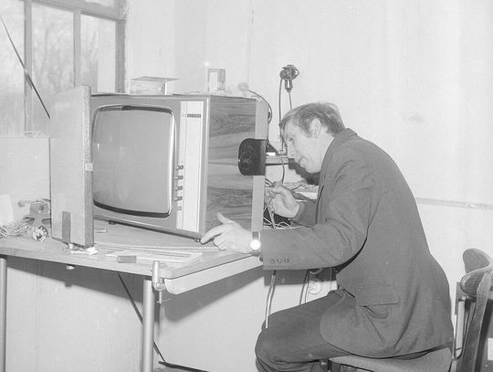 Mężczyzna naprawia telewizor Neptun 413. Rok 1974