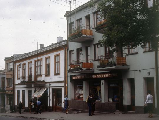Kroniki miasta. Coraz więcej telewizorów w Chełmie W sklepach spodnie tylko w dużych rozmiarach - handlowe ciekawostki z 1970 roku
