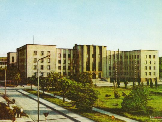 Szkoła Podstawowa nr 6 w 1971 roku funkcjonowała jeszcze w gmachu