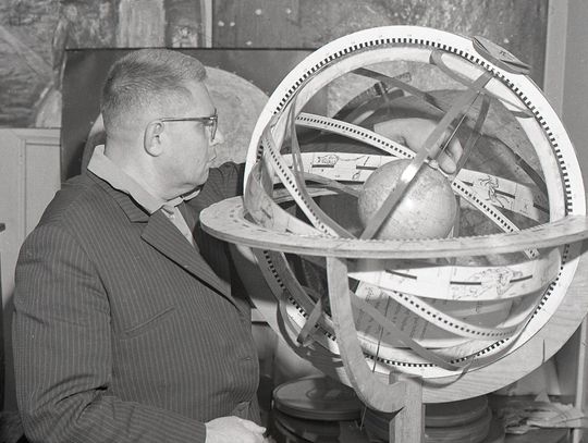 Adam Giedrys, astronom-amator ze Szczecinka również postarał się o sprowadzenie do małego miasta kawałka księżycowej skały w 1971 roku