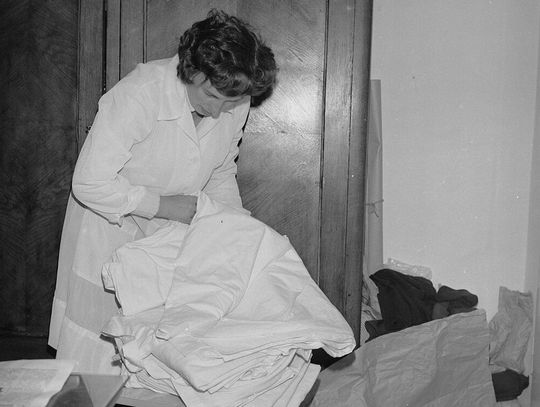 Praca siostry pogotowia PCK. Rok 1981.