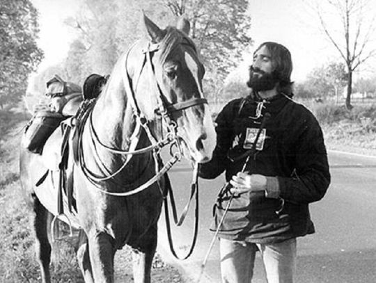 Włodzimierz Brodecki w trakcie samotnego rajdu szlakiem bojowym I Warszawskiej Samodzielnej Brygady Kawalerii LWP Chełm - Łaba w 1975 roku