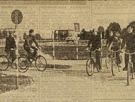 Uczniowie korzystają z miasteczka rowerowego w Chełmie w 1971 roku.