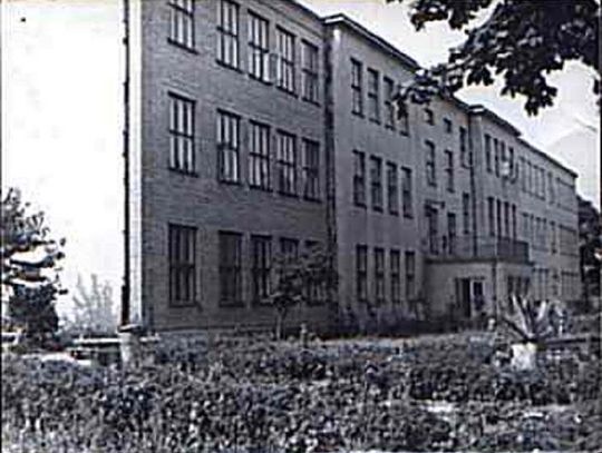 Rozbudowany na przełomie lat 60/70 gmach liceum w Rejowcu