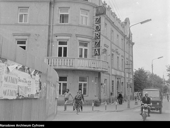 Gmach Magistratu Miejskiego z attykami i herbem miasta przy ul. Lubelskiej 63. Na budynku neon kina "Zorza". Z lewej plakaty na płocie.