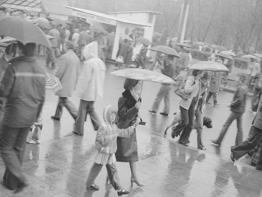 Zdjęcie ilustracyjne/Kiermasz książek przed Pałacem Kultury i Nauki w Warszawie podczas Dni Oświaty, Książki i Prasy, rok 1978