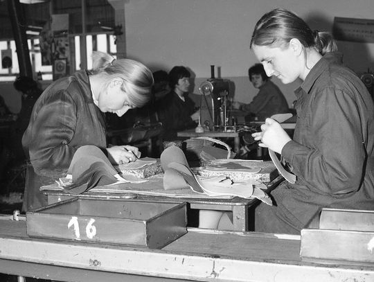 Zdjęcie ilustracyjne/Na zdjęciu pracownicy fabryki obuwia w Warszawie, rok 1969
