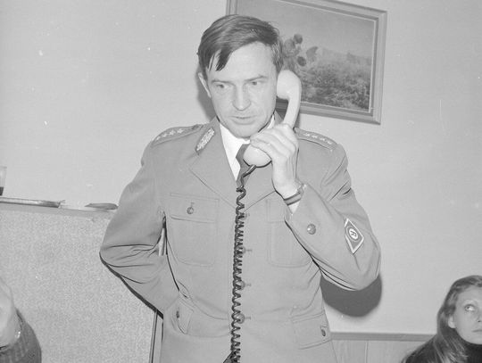 Zdjęcie ilustracyjne/Milicjant rozmawia przez telefon