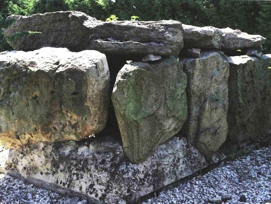 Na terenie szkoły podstawowej w miejscowości Nadrybie-Dwór, gm. Puchaczów, pow. łęczyński, bezpośrednio przy parkingu, została umieszczona rekonstrukcja kamiennego grobu z okresu neolitu.