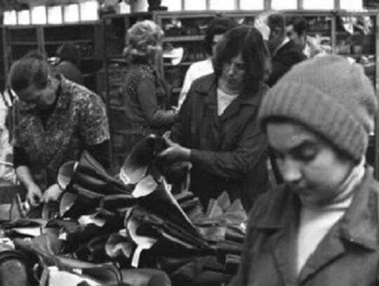 Hala produkcyjna Chełmskich Zakładów Obuwia w 1975 roku