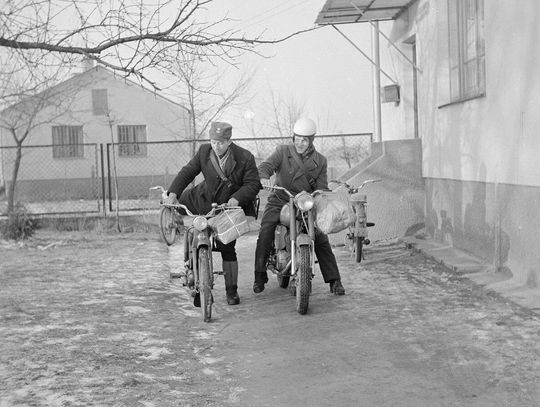 Na zdjęciu praca listonoszy wiejskich w 1973 roku