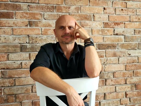 „Kupię twoje cierpienie” to tytuł, który nie prosi o uwagę - on ją zabiera. Rozmowa z  autorem, Gabrielem Cebratem