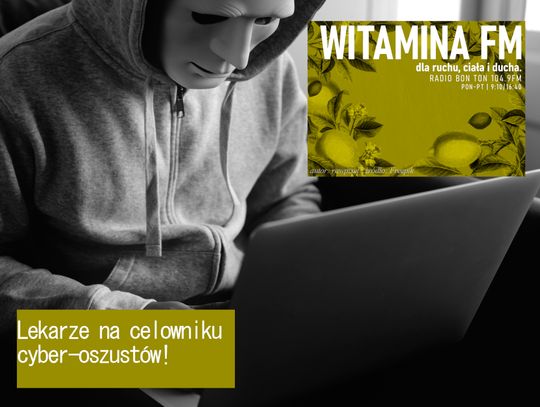 Haker oszust, który chce wyłudzić dane od lekarza. Czarno białe zdjęcie