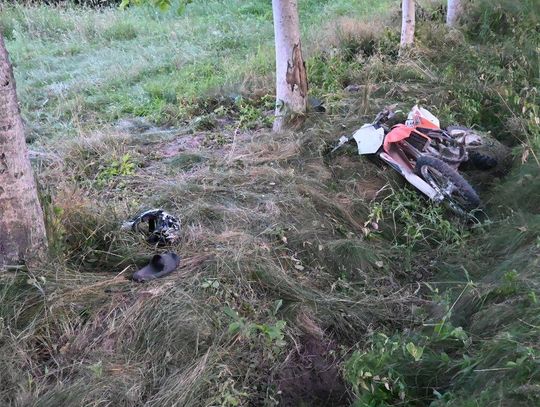 Motocyklista uderzył w drzewo. Był pijany i nie miał uprawnień do kierowania