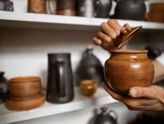 Naczynia ceramiczne jako element wystroju wnętrz – praktyczny poradnik