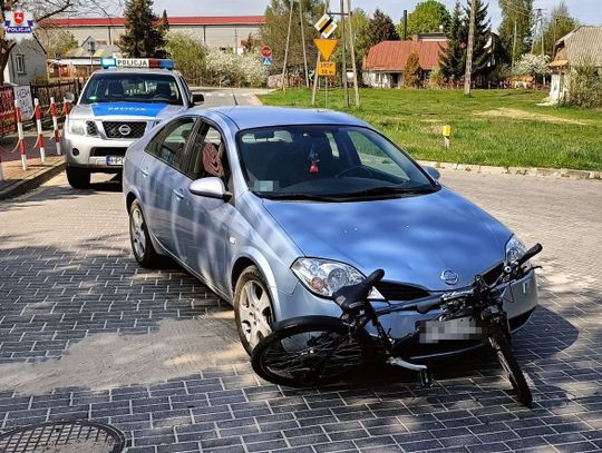 Nastoletni rowerzysta zderzył się z nissanem